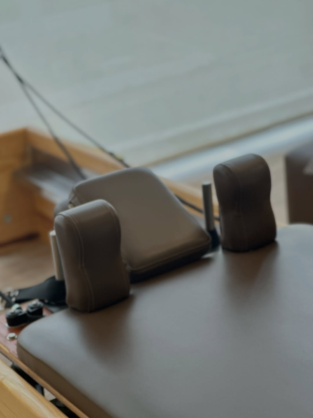 Reformer de madera con tapizado chocolate