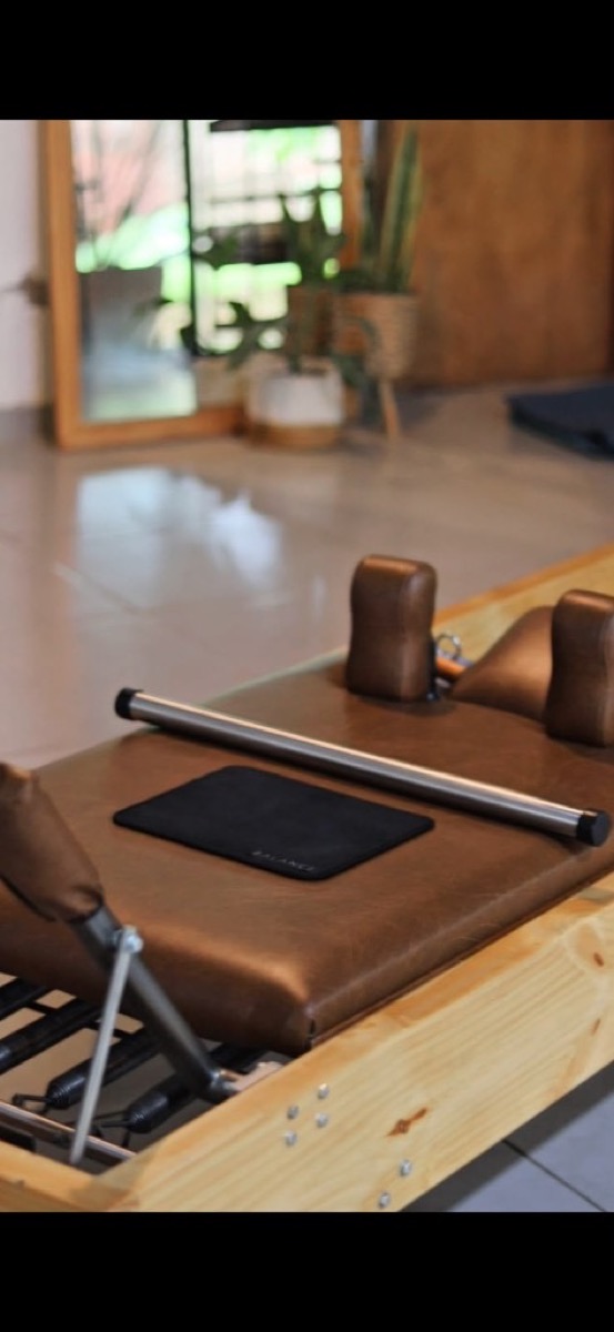 Reformer clásico BALANCE con tapizado marrón y madera pino