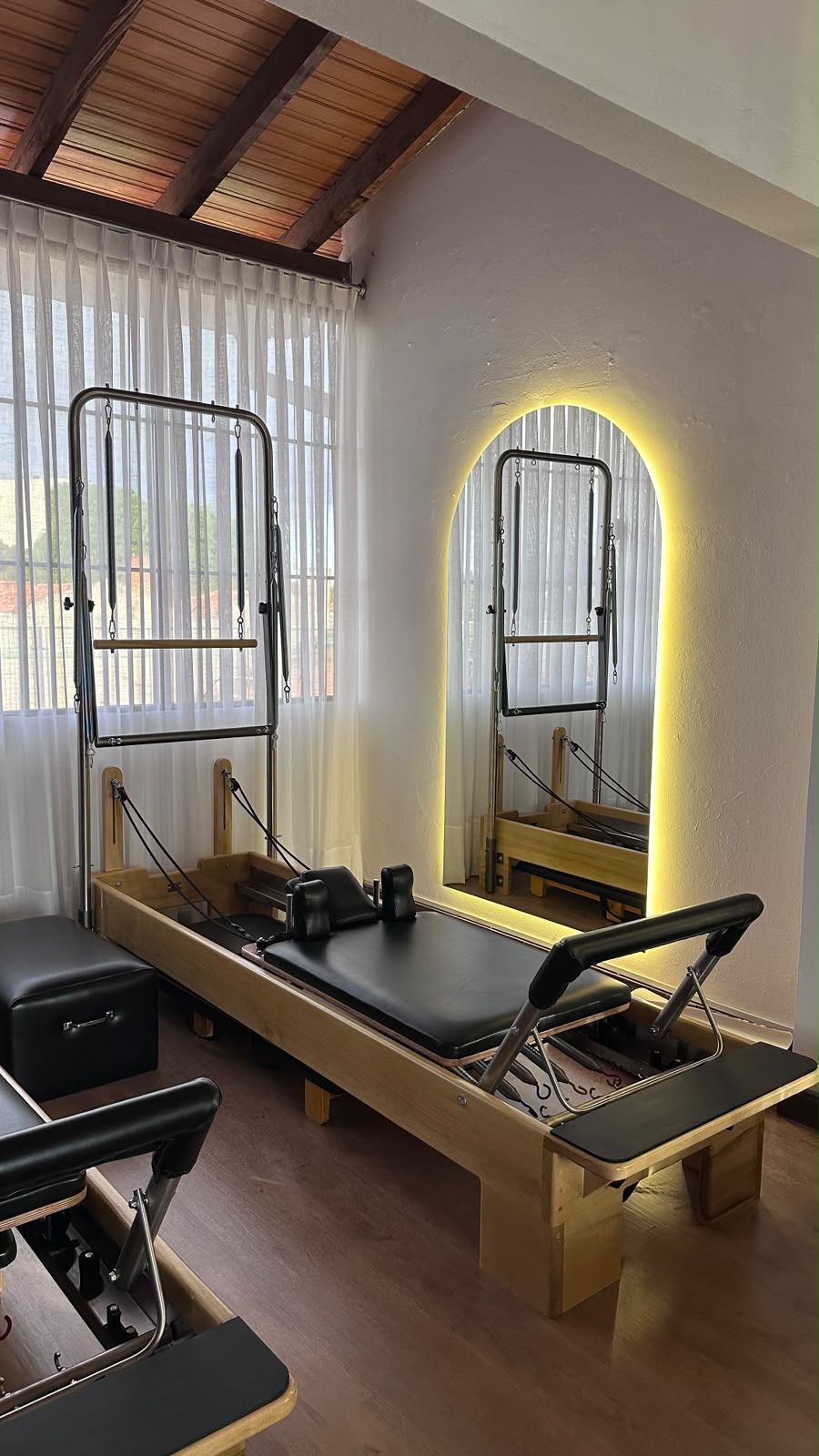Reformer de madera guatambú con media torre en estudio
