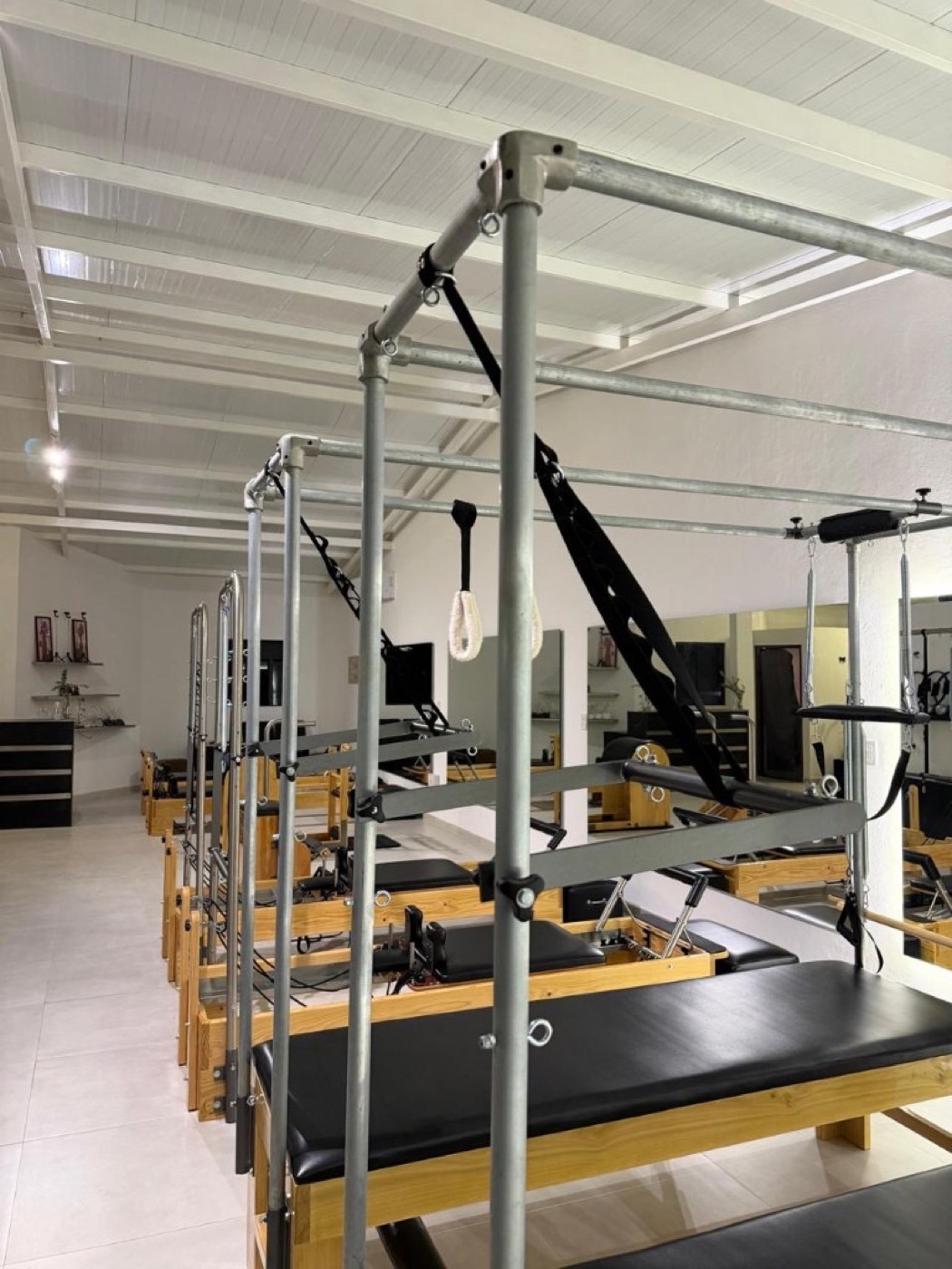 Reformer de metal con media torre BALANCE en estudio